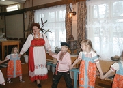 Занятия в фольклорной студии для детей дошкольного возраста. На фото - директор Тарногского ЦТНК Г.К. Мултасова