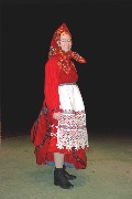 Женский праздничный костюм Сокольского района Вологодской области

Насыщенный брусничный цвет крашеного льна, из которого сшиты рубаха и сарафан, придают особый колорит данному костюмному комплексу. Основными элементами декора рубахи являются: цветная тамбурная вышивка, оборка по кокетке и низу пышного рукава, атласная бейка. Особое внимание обращает на себя подол рубахи, вытканный в технике закладного ткачества и дополненный ручной вышивкой. 

Передник составлен из «проставок» коклюшечного кружева и дополнен ручной вышивкой в технике «двусторонний шов» с заполнением узора «гладью». Целостность и гармоничность образу придает праздничный головной убор «повойник», украшенный золотной вышивкой.
