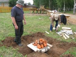 Закладка глиняной посуды в печь для обжига